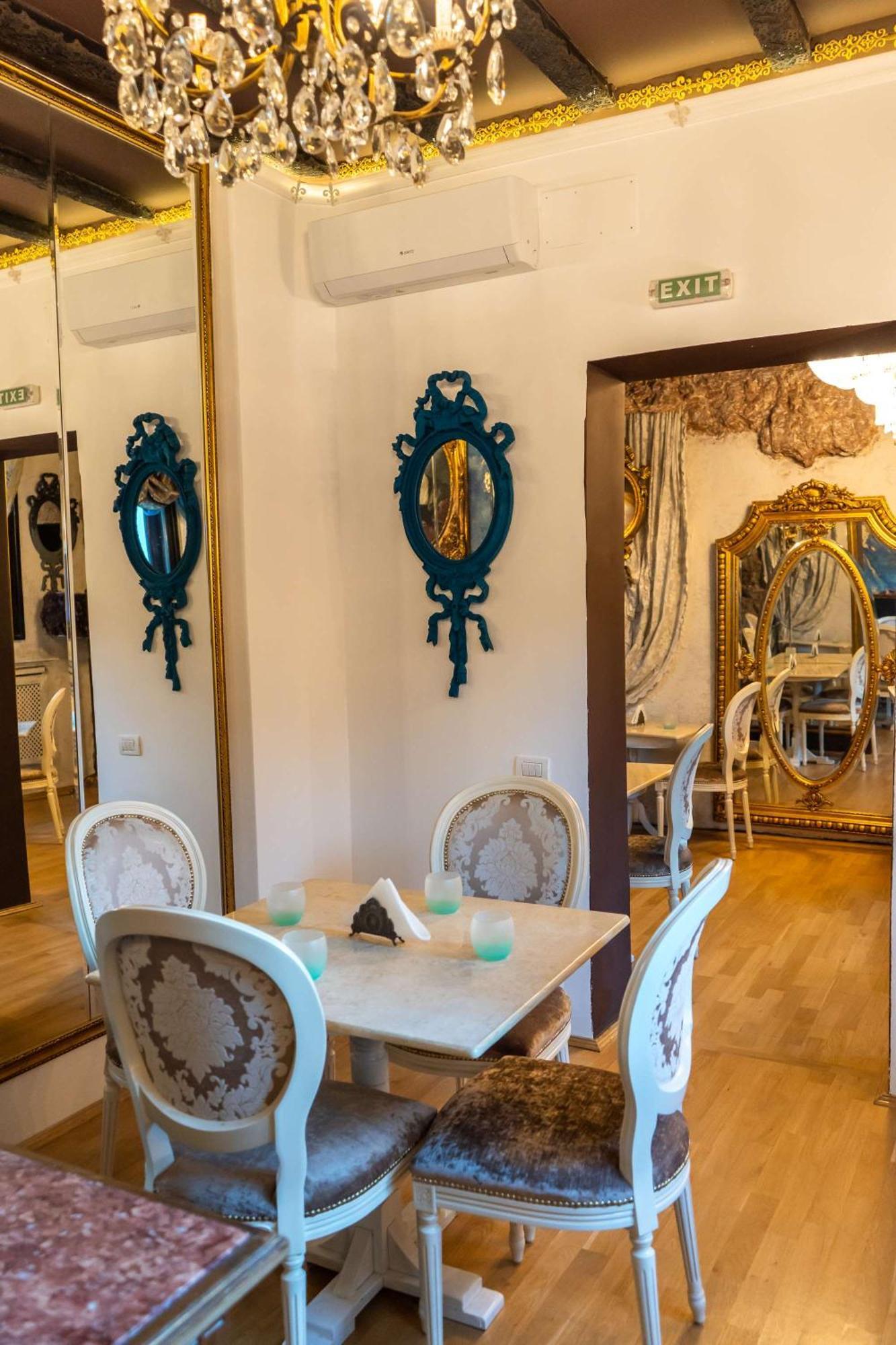 Conacul Coroanei Luxury Boutique Hotel ブカレスト エクステリア 写真